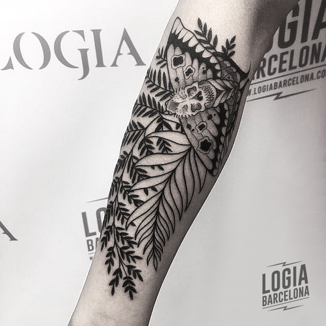 tatuaje_brazo_polilla_blackwork_Dalmau_Tattoo_Logia_Barcelona 